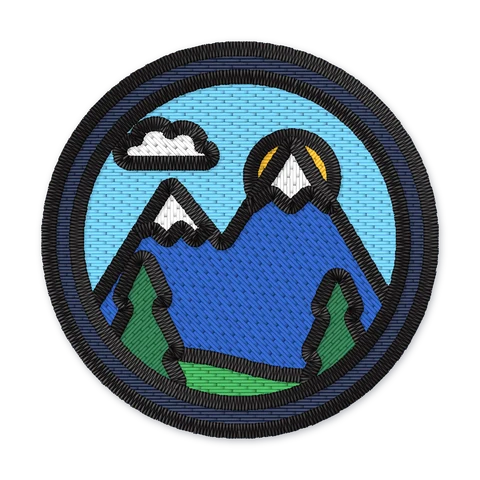 Diseño de bordado de un parche redondo de montaña con picos nevados, sol naciente, una nube y pinos